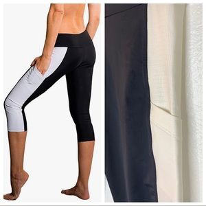 Like new Onzie black workout capris w/ leg pocket
